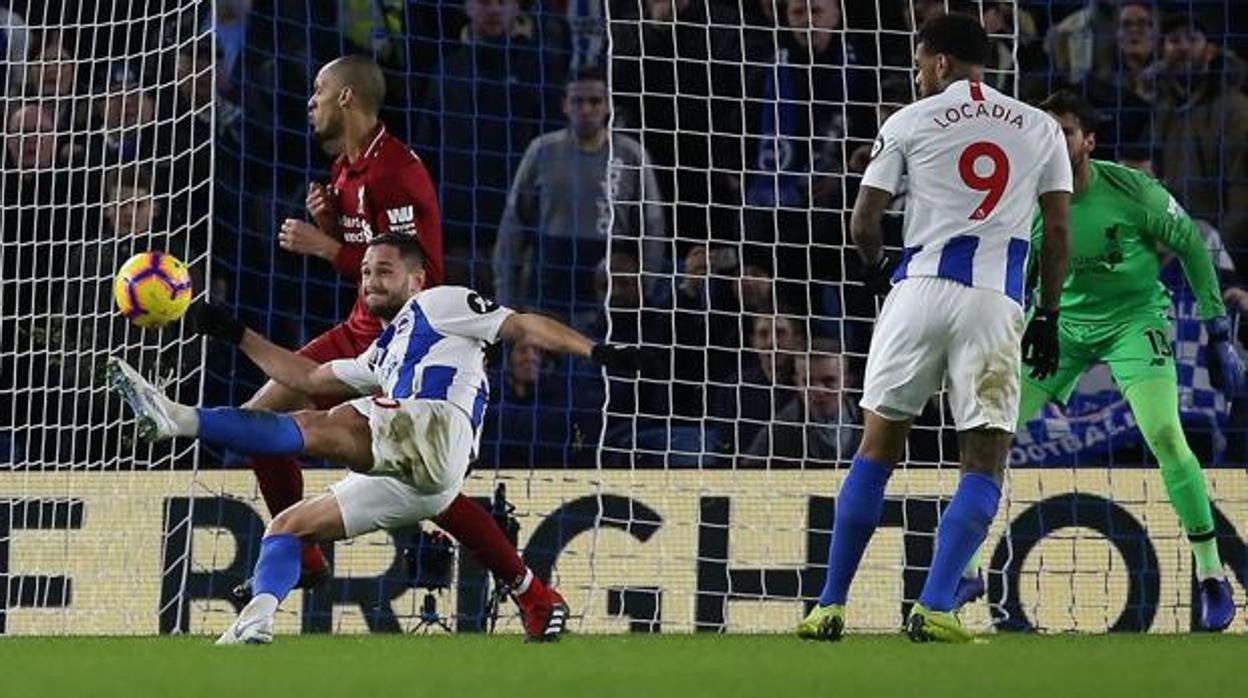 Florin Andone hace dos campañas, remata un balón ante el Liverpool con el Brighton.