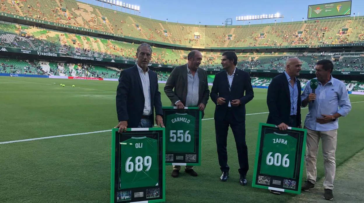 El Real Betis homenajeó a Oli, Carmelo y Zafra, quienes también jugaron en el Cádiz CF.