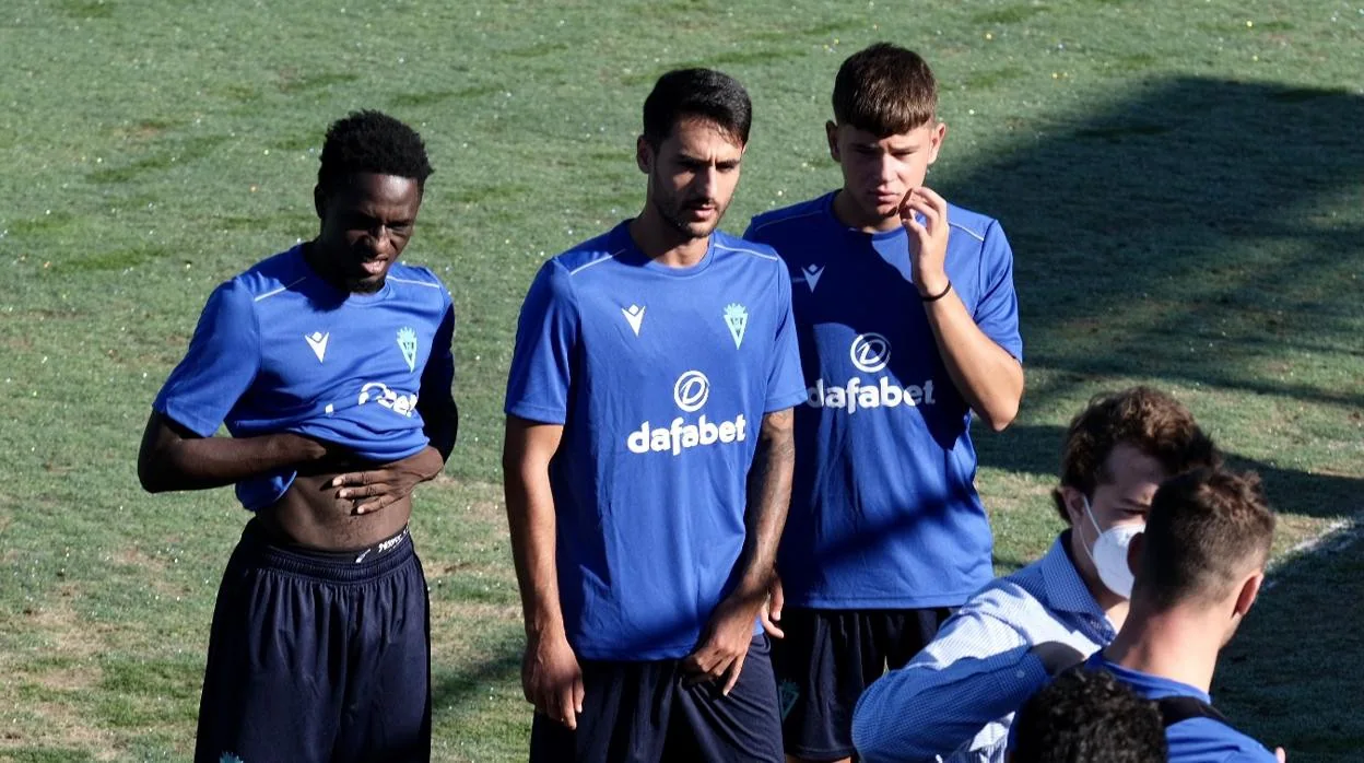 Álvaro Bastida, en la imagen a la izquierda junto a Mady y Chapela, ha sido convocado por España Sub 18.