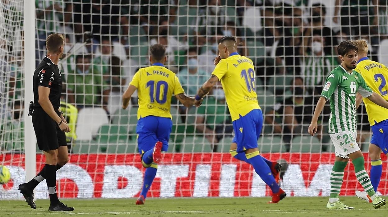 Álvaro Negredo celebra el gol ante el Betis en el Villamarín.