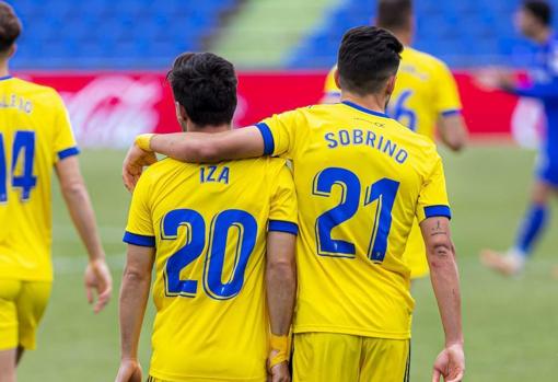 Iza y Sobrino volverán a ser compañeros de equipo esta temporada en el Cádiz CF.