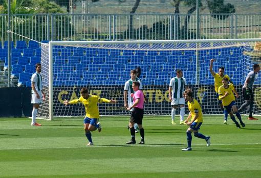 Boselli celebra un gol con el Cádiz B la pasada temporada.