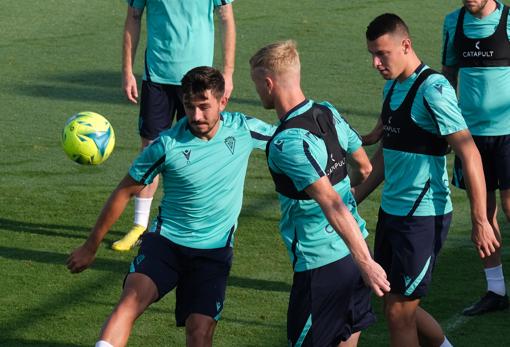 Chust, Jonsson y Osmajic en un entrenamiento.