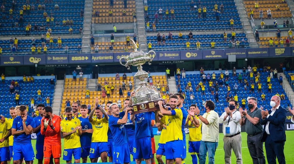 los gaditanos salvi y josé mari elevan el trofeo carranza.