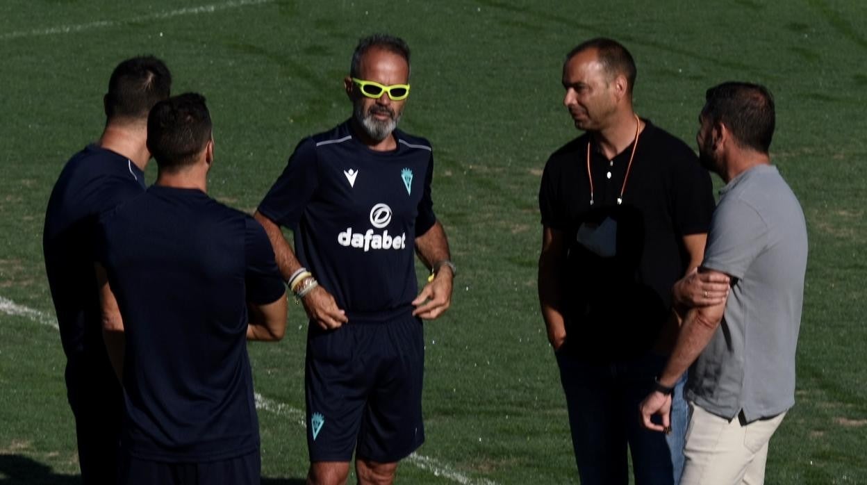 Cervera, junto a Cordero y Enrique, miembros de la dirección deportiva, en un entrenamiento de la presente temporada.