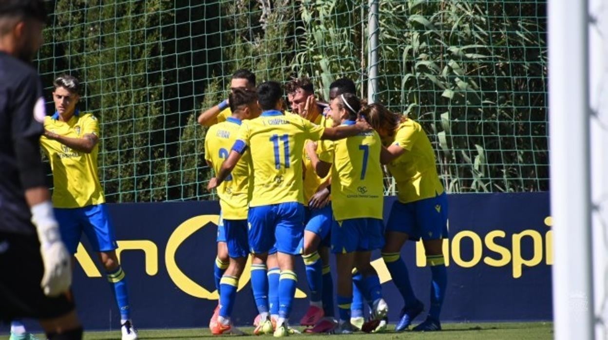 Los jugadores del Cádiz B celebran el tanto de Raúl Parra ante el San Roque de Lepe.