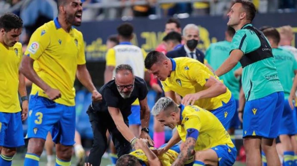 Fali y sus compañeros celebran el gol ante el Levante