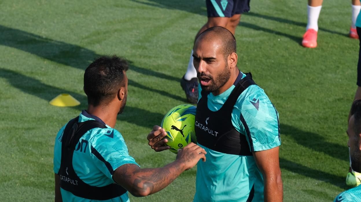 fali y akapo, que ha vuelto de guinea lesionado, en un entrenamiento.