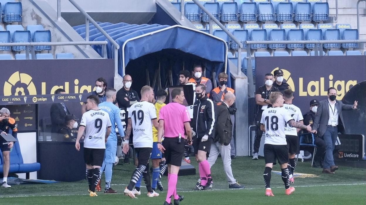 momento en el que el valencia se retira del campo tras las acusasiones de diakhaby.