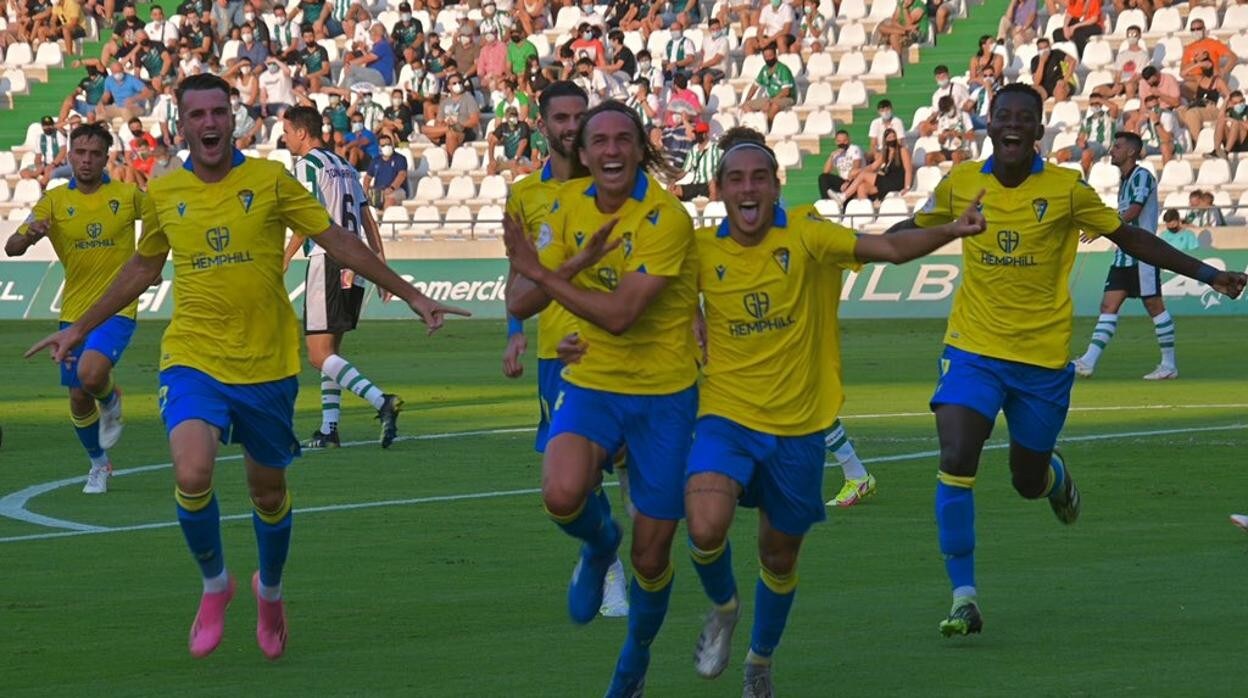Pedro Benito celebra su gol con los compañeros en Córdoba.