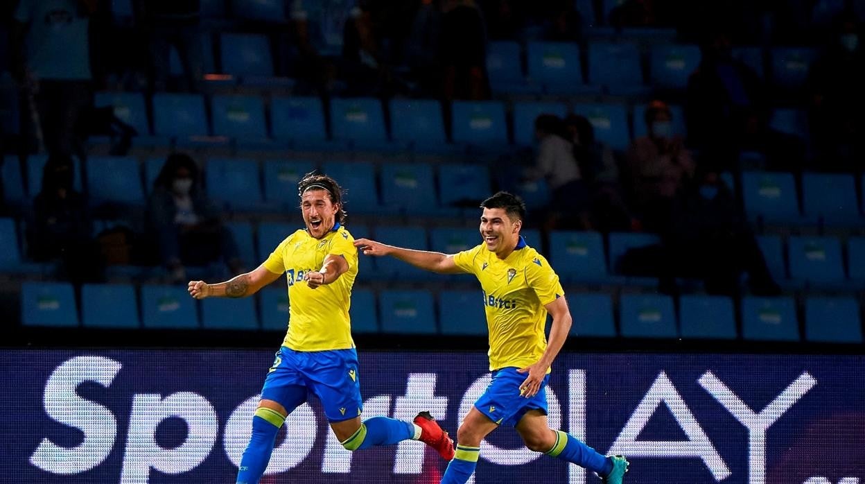 Espino y alarcón celebran el gol del primero.