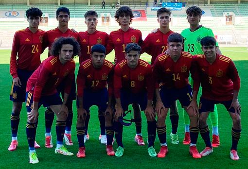 Álvaro Bastida, con el número 14 en la selección española sub18.