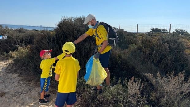 Cádiz CF: Éxito de la iniciativa de limpieza ‘Playas azules y amarillas’