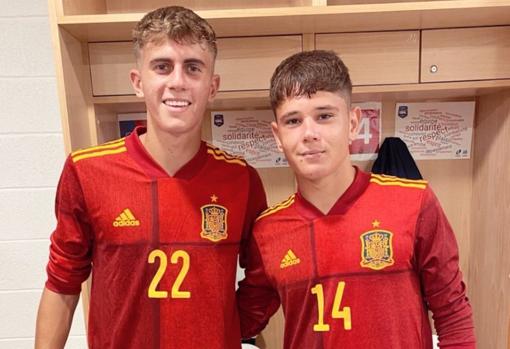 Álvaro Bastida, a la derecha, con la selección española Sub 18.