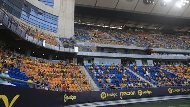 400 euros en la reventa por ver el Cádiz - Barcelona encima de los banquillos