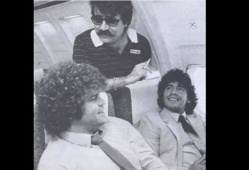 Minguella en un avión con Maradona