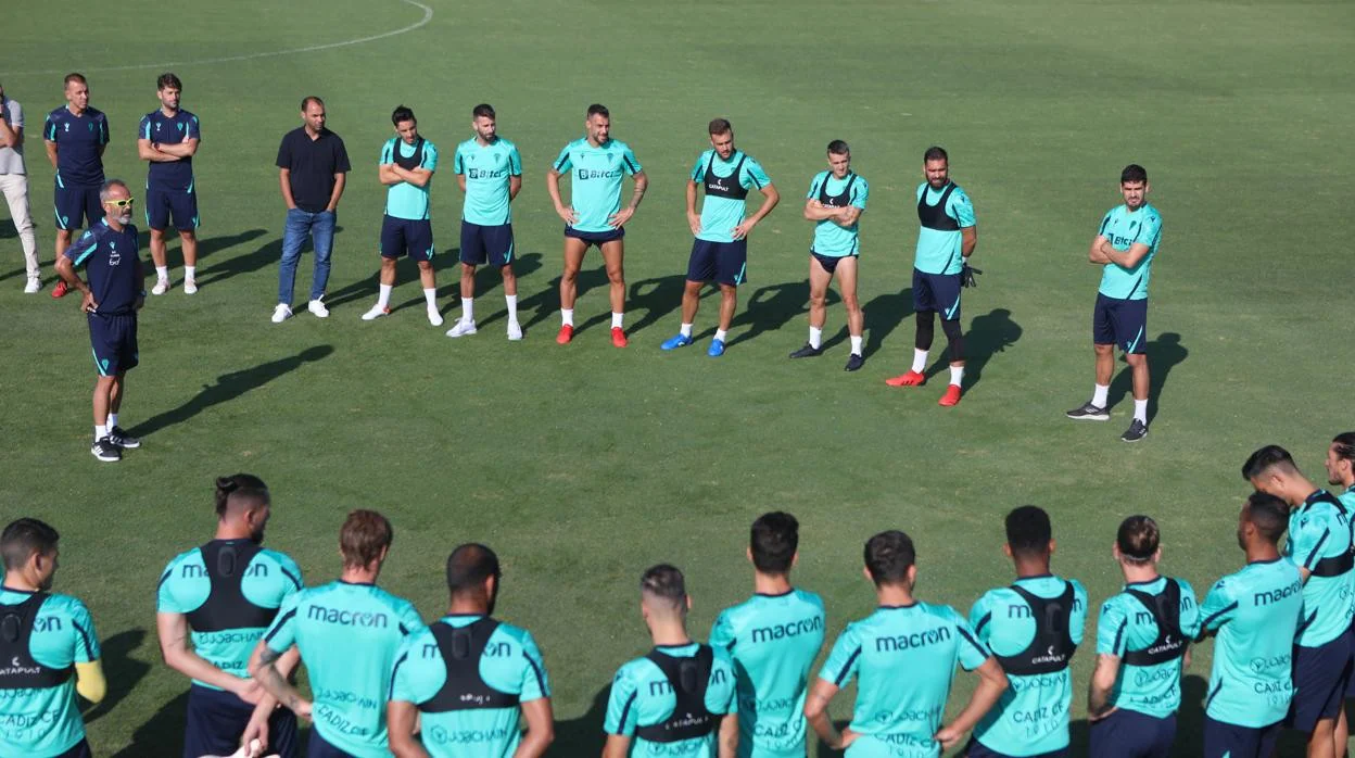 El entrenador Álvaro Cervera se dirige a la plantilla del Cádiz CF en un entrenamiento esta temporada.