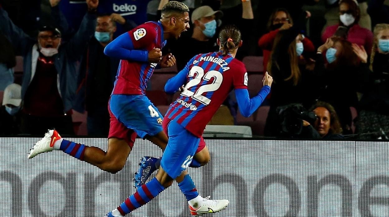 Araujo y Mingueza celebran el tanto del empate ante el Granada.