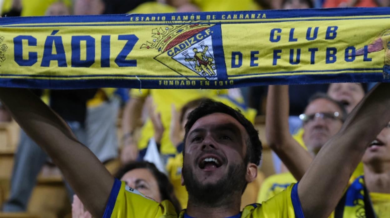 Un aficionado del Cádiz en las gradas del estadio