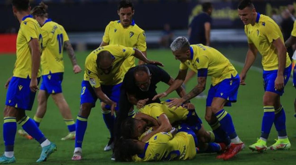 Fali junto a su entrenador Álvaro Cervera celebran el gol del empate del Cádiz CF ante el Levante en el estreno liguero esta temporada.