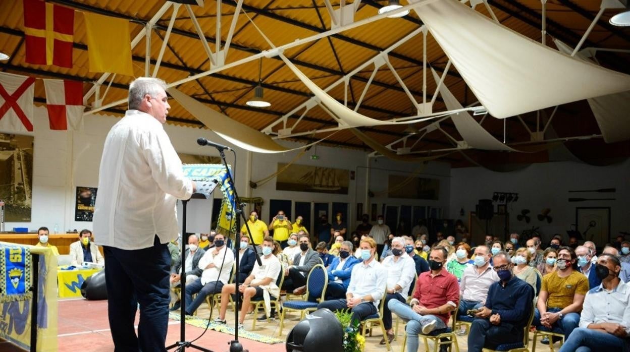 Manuel Vizcaíno, este lunes en el Náutico de Cádiz..