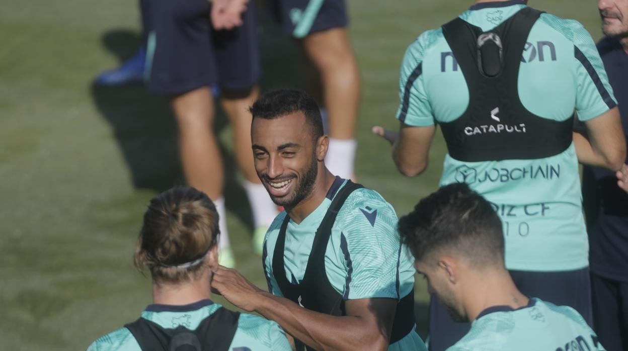 Carlos Akapo en un entrenamiento del Cádiz de esta temporada.