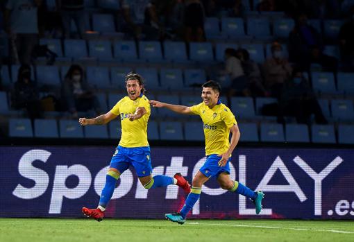 El chileno celebra el gol del Pacha en Balaídos.