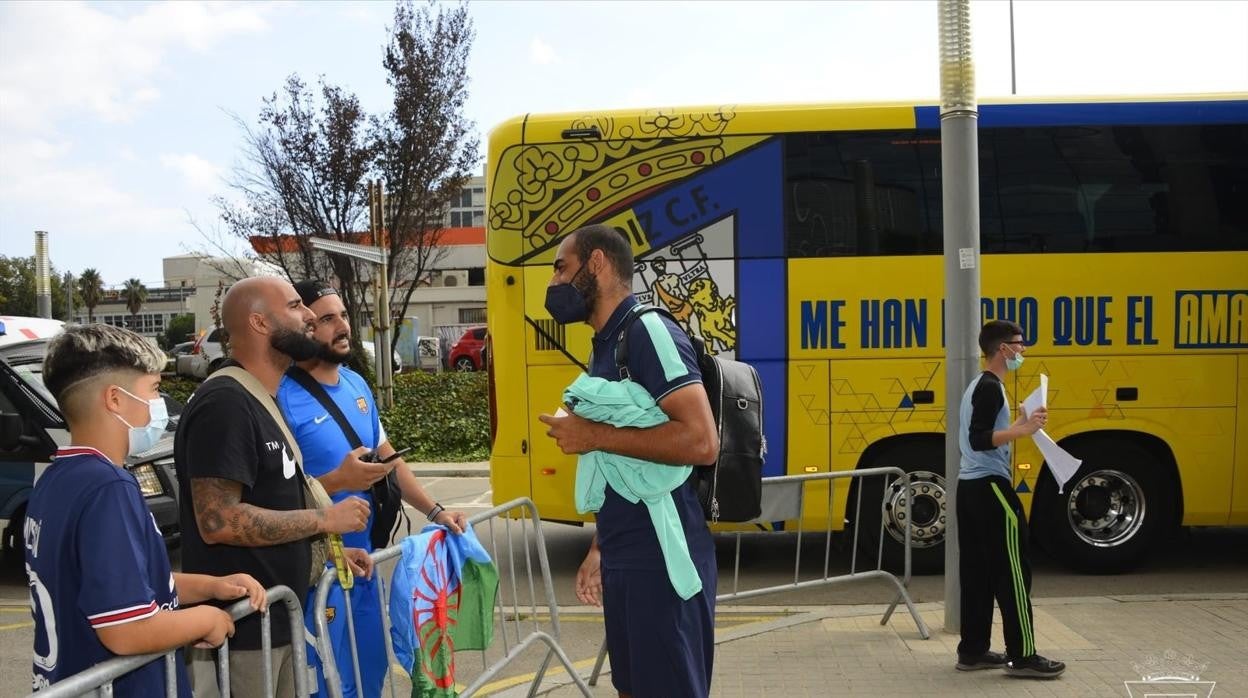 El jugador cadista atiende a varios aficionados que portan la bandera gitana.