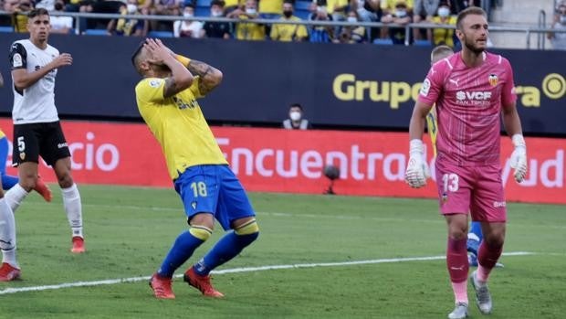 Un Cádiz CF con problemas arriba y fisuras atrás