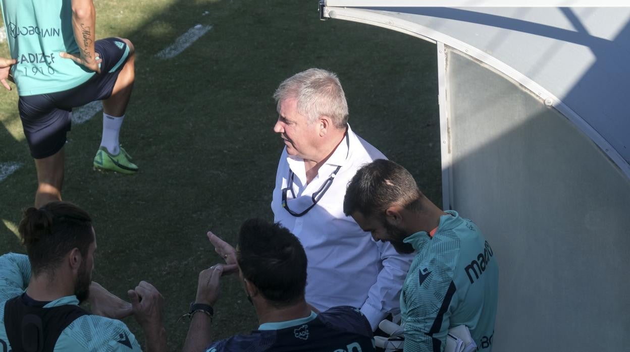 Manolo Vizcaíno conversa con Ledesma, David GIl y Lolo Bocardo, entrenador de porteros, en El Rosal.