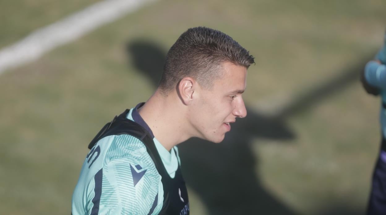 Milutin Osmajic en un entrenamiento con el primer equipo del Cádiz CF.