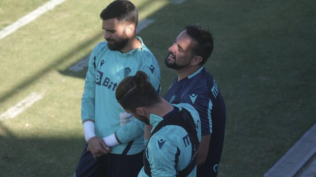 Los guardametas David Gil y Conan Ledesma junto a Bocardo, preparador de porteros del Cádiz CF.