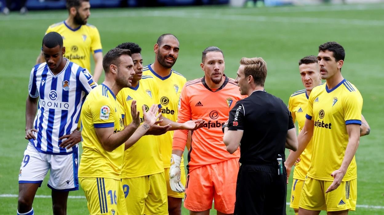 Pizarro Gómez ante los jugadores del Cádiz en el partido de la pasada temporada.