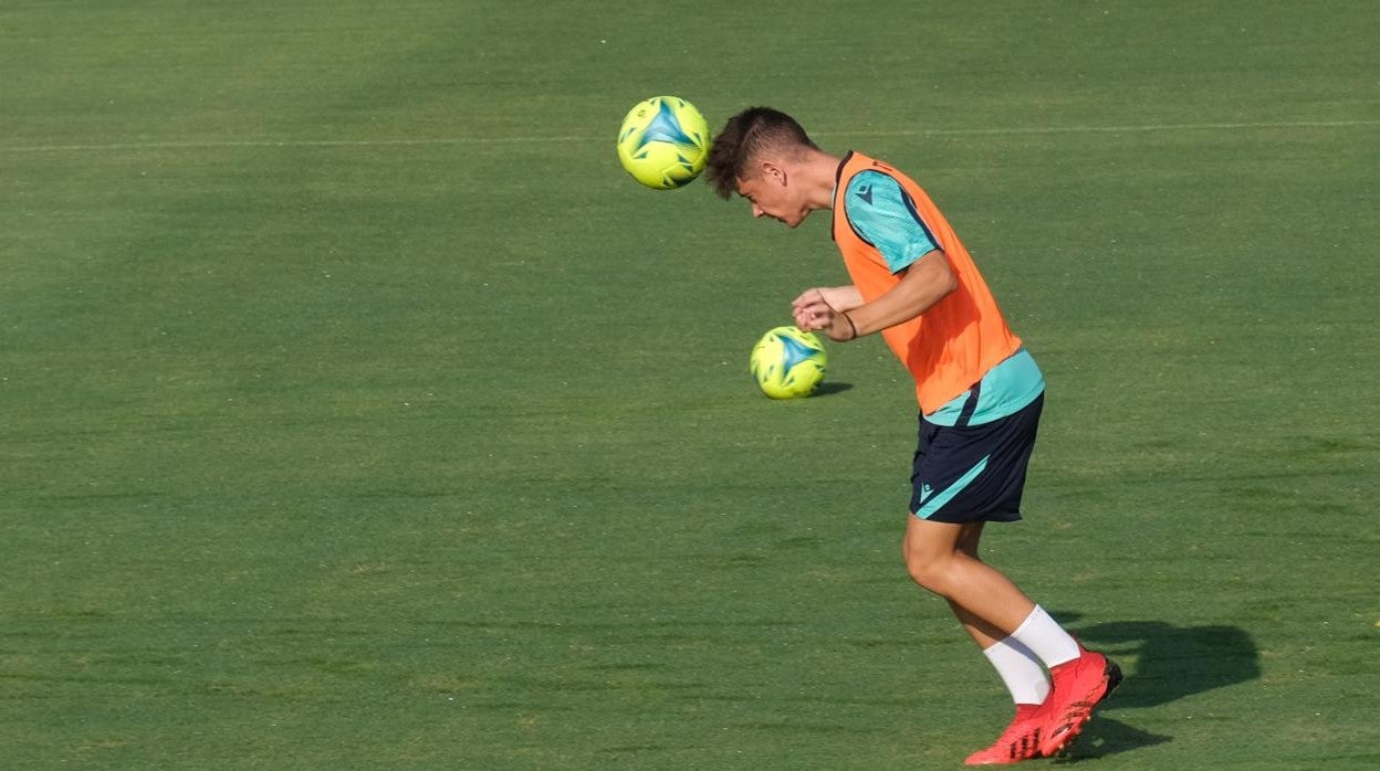 Santiago Arzamendia en un entrenamiento del Cádiz.