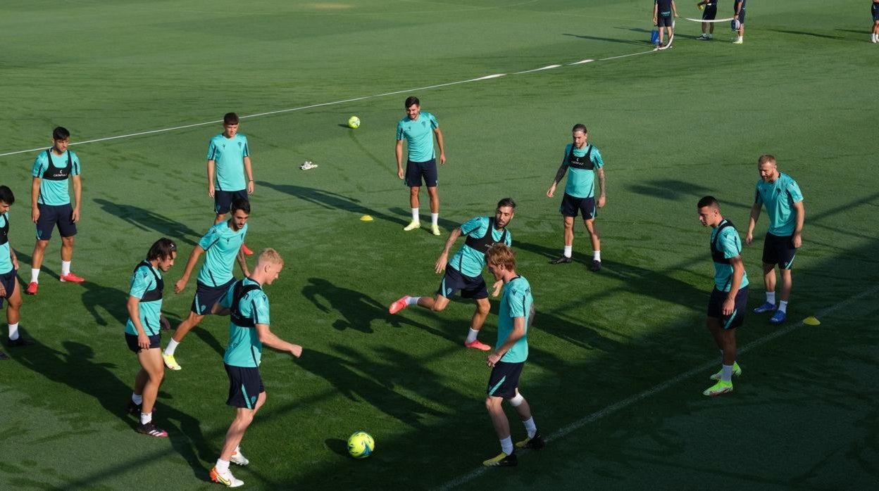 Los jugadores del Cádiz CF en un entrenamiento en El Rosal.