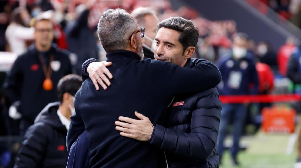 Marcelino abraza a Cervera antes del partido