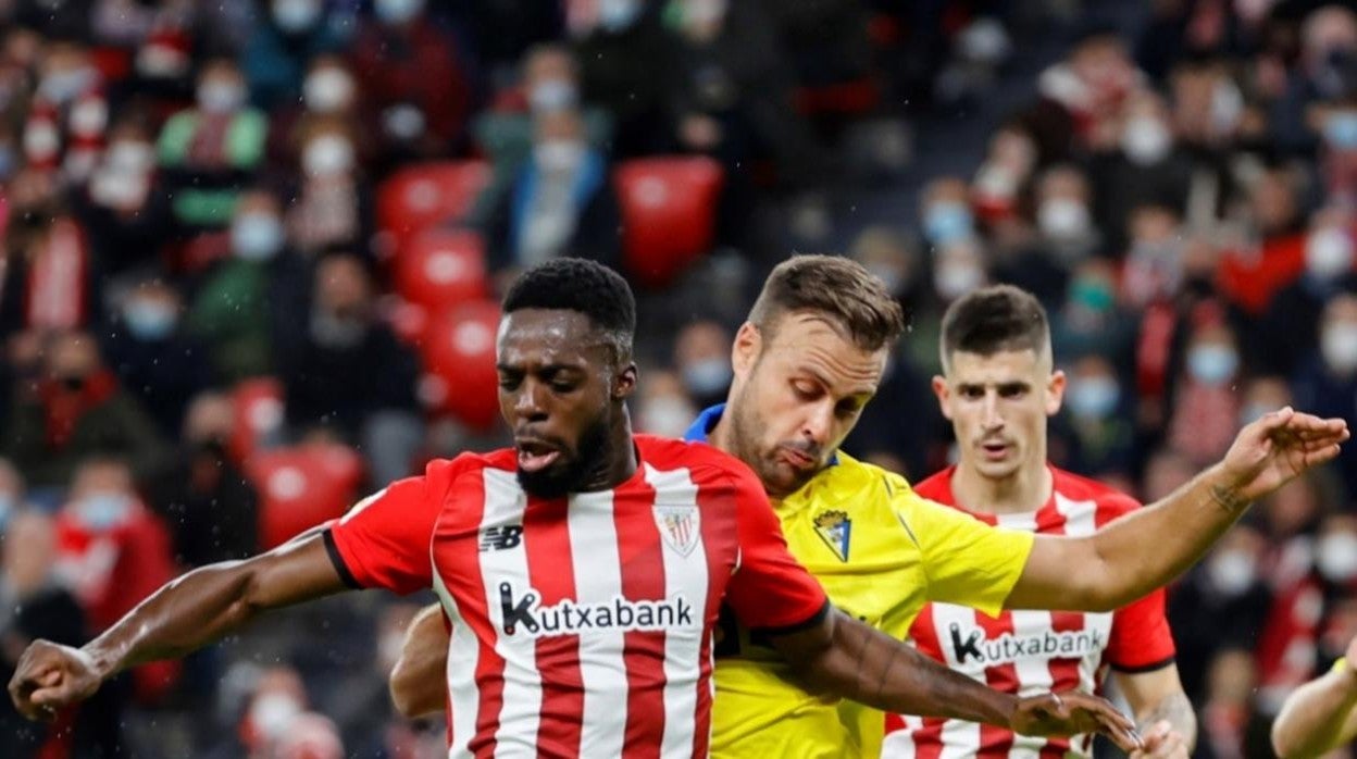 juan cala estorba a iñaki williams.