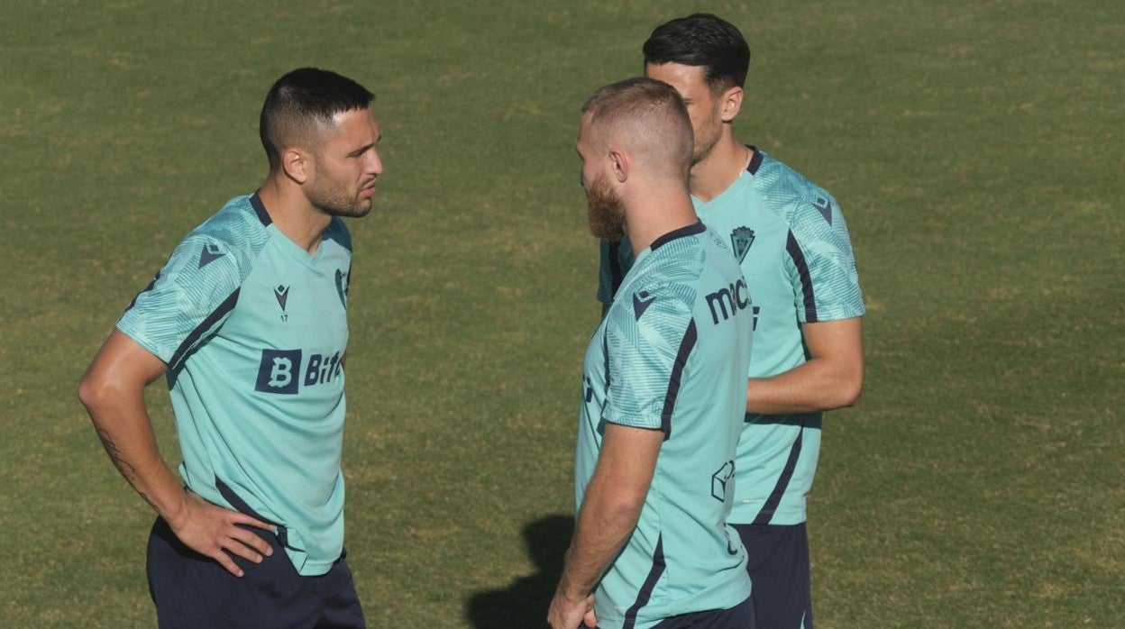 Florin Andone dialoga con Haroyan en un entrenamiento del Cádiz.