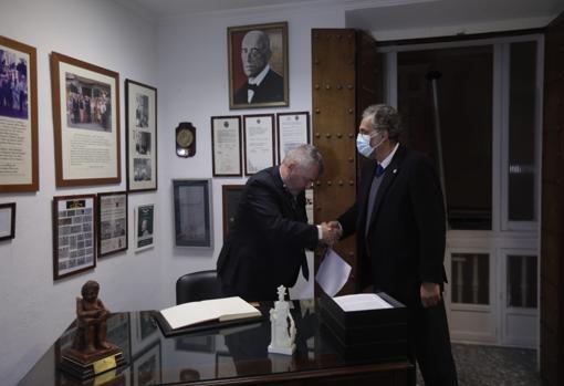 Vizcaíno saluda al presidente del Ateneo, José Almenara.