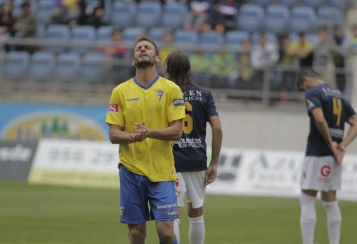 servando se lamenta en aquel cádiz 0 ucam 2 de 2016.