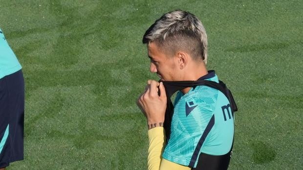 Juan Flere, de titular en el filial y tercer portero en el Cádiz al ostracismo