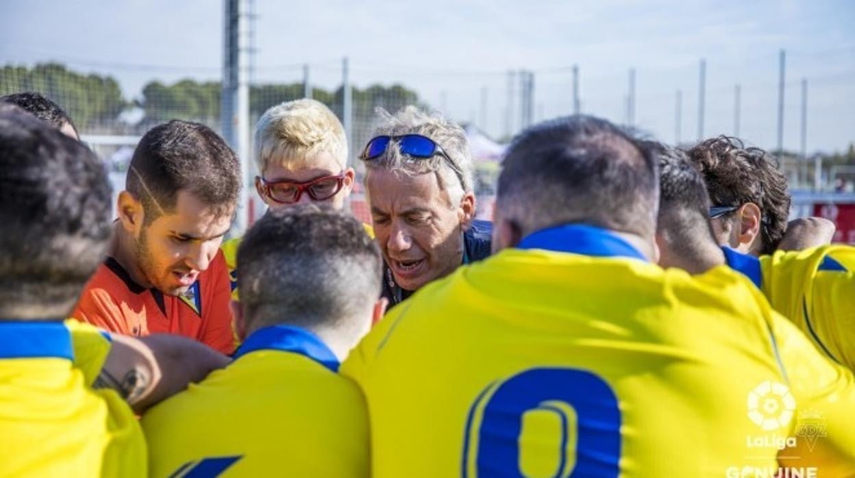 Fernando Massa y los jugadores del Cádiz Genuine