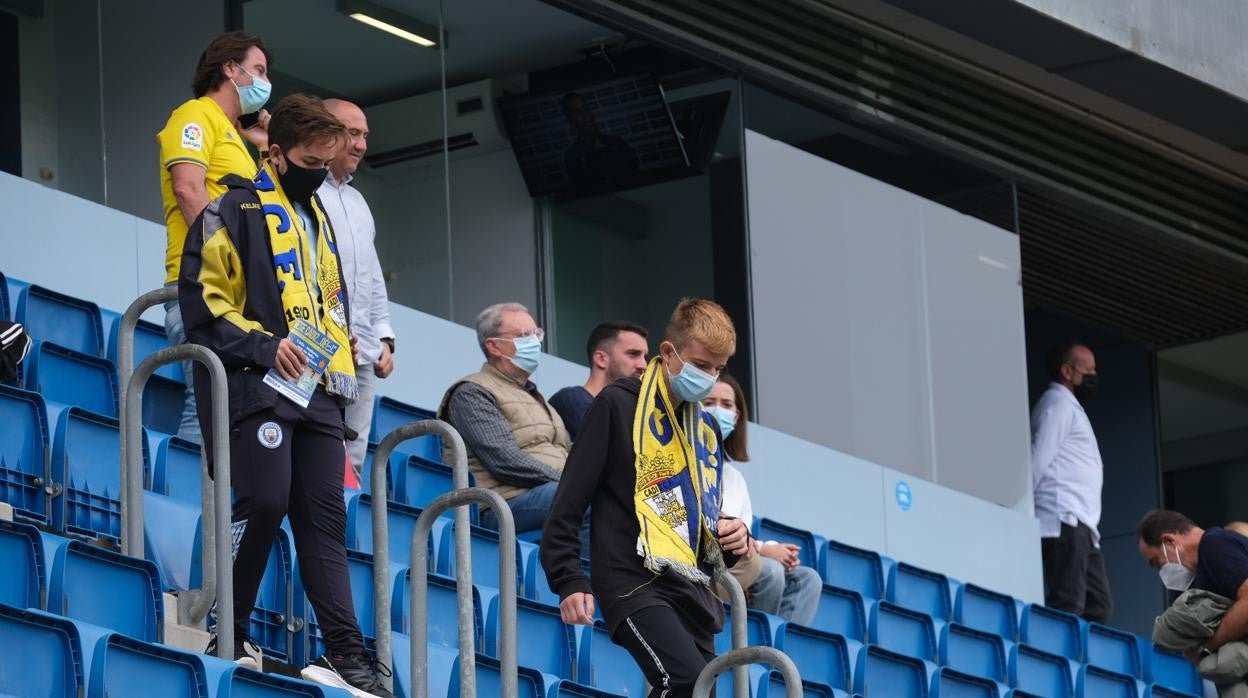 Aficionados en el Nuevo Mirandilla en el partido contra el Mallorca, que registró la entrada más floja desde que no hay restricciones.