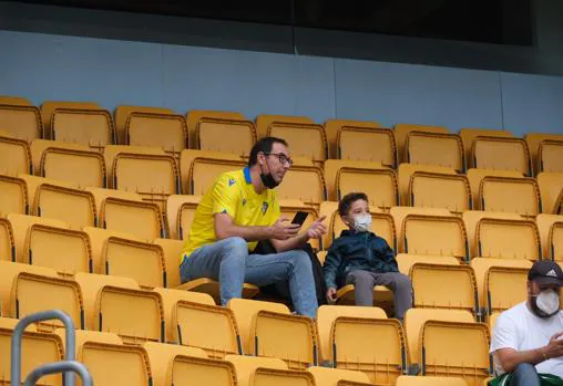 Un padre y su hijo en el estadio gaditano.