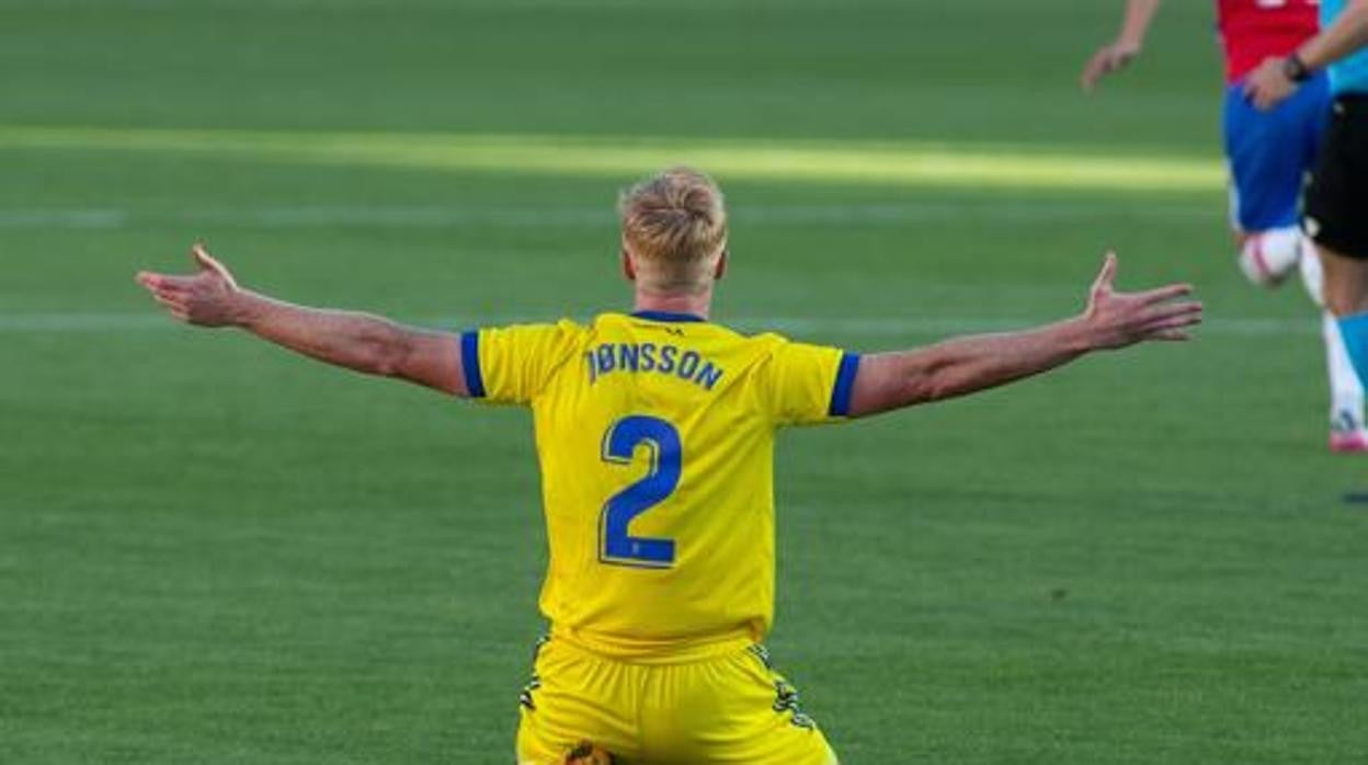 Jonsson en un partido con el Cádiz CF