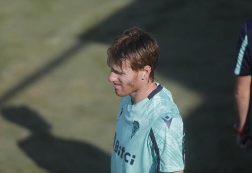 Álex Fernández en un entrenamiento del Cádiz.