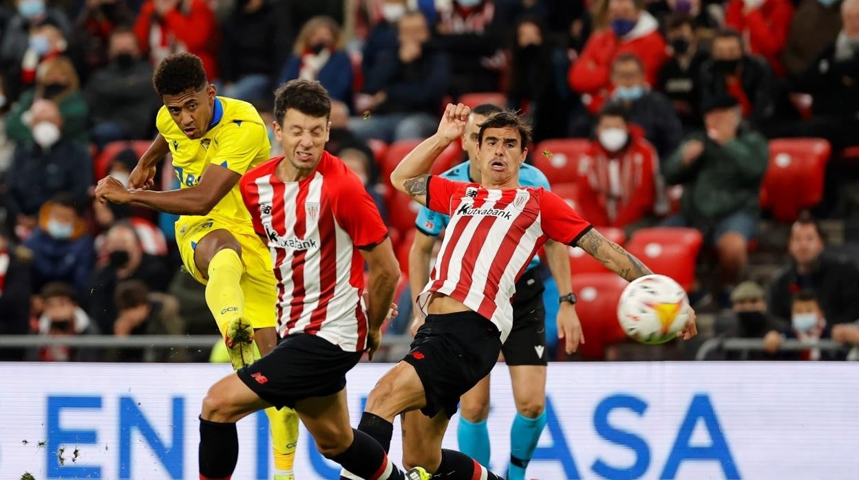 'Choco' Lozano dispara ante el Athletic Club.