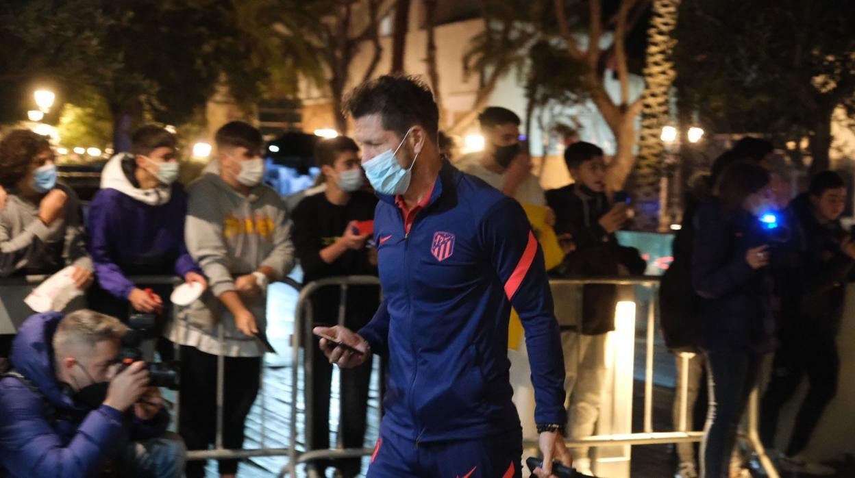 Cholo Simeone a su llegada al Parador de Cádiz este sábado por la noche.