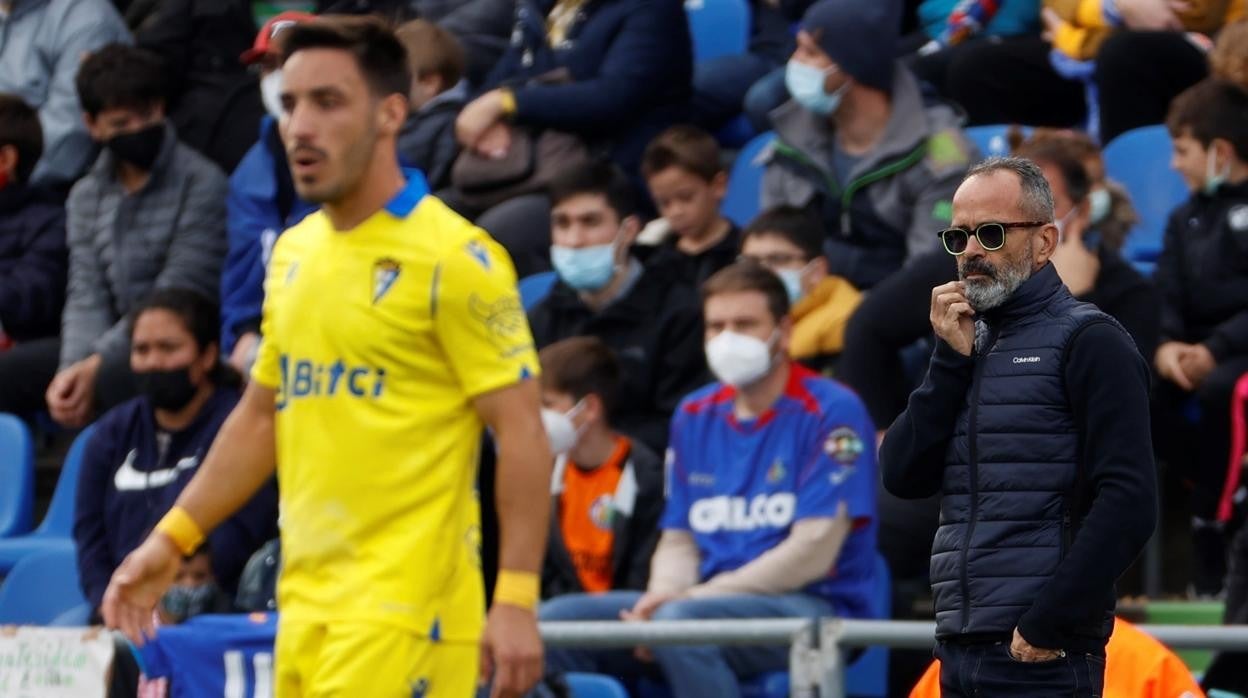 Iza en primer plano con Cervera al fondo, pensativo en el Getafe - Cádiz.