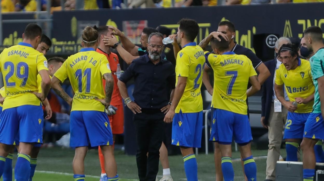 Cervera, reunido con varios jugadores del Cádiz en un tiempo de hidratación del comienzo de la temporada.